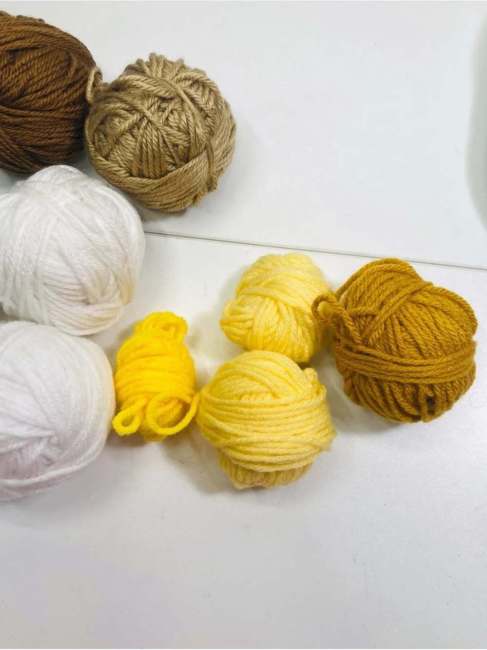 196g / 6.91 oz Assorted Yarn Balls Pack in White, Cream, Yellow, Brown, Black